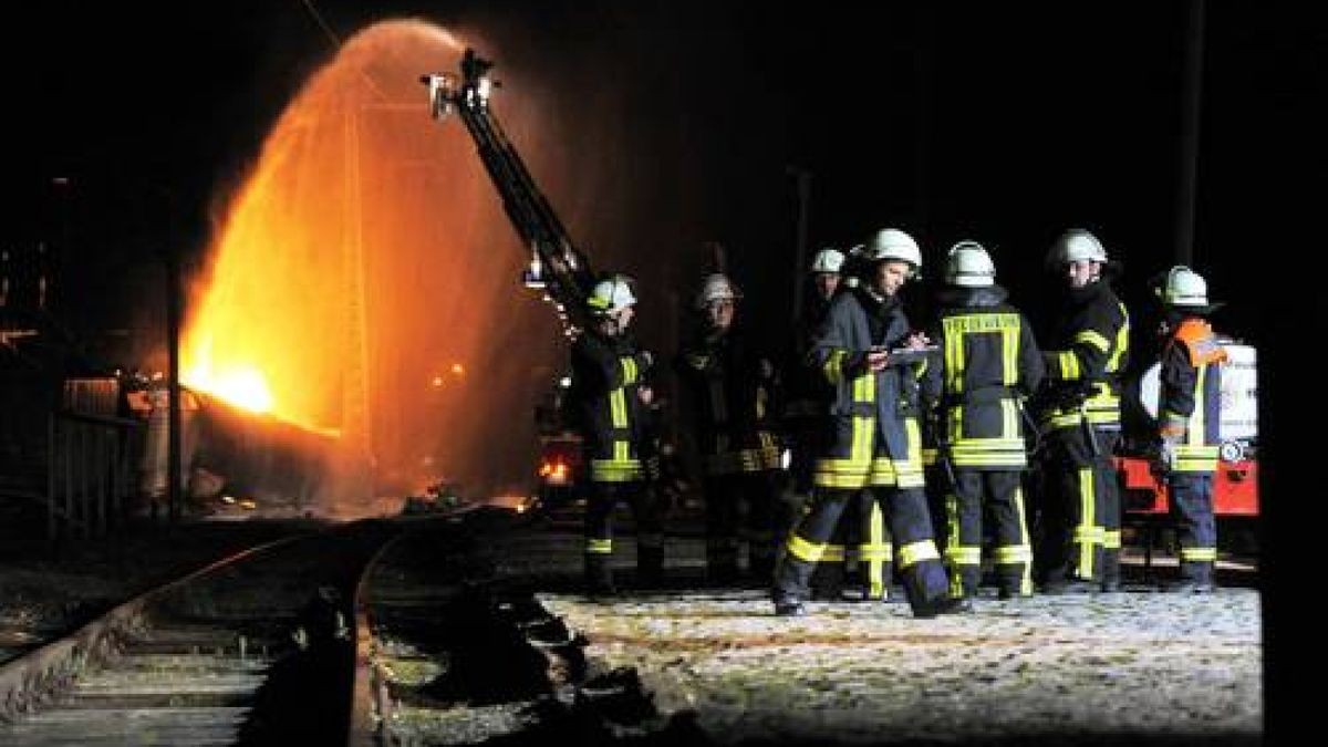 In Bleicherode im Landkreis Nordhausen hat sich am Mittwochabend eine schwere Explosion ereignet. Im Bahnhof Bleicherode Ost ist ein mit Benzin beladener Güterzug auf einen zweiten, stehenden Güterzug aufgefahren. Ein Teil der Waggons ist daraufhin entgleist. Zwei mit Benzin befüllte Waggons gerieten in Brand. Foto: Sascha Fromm