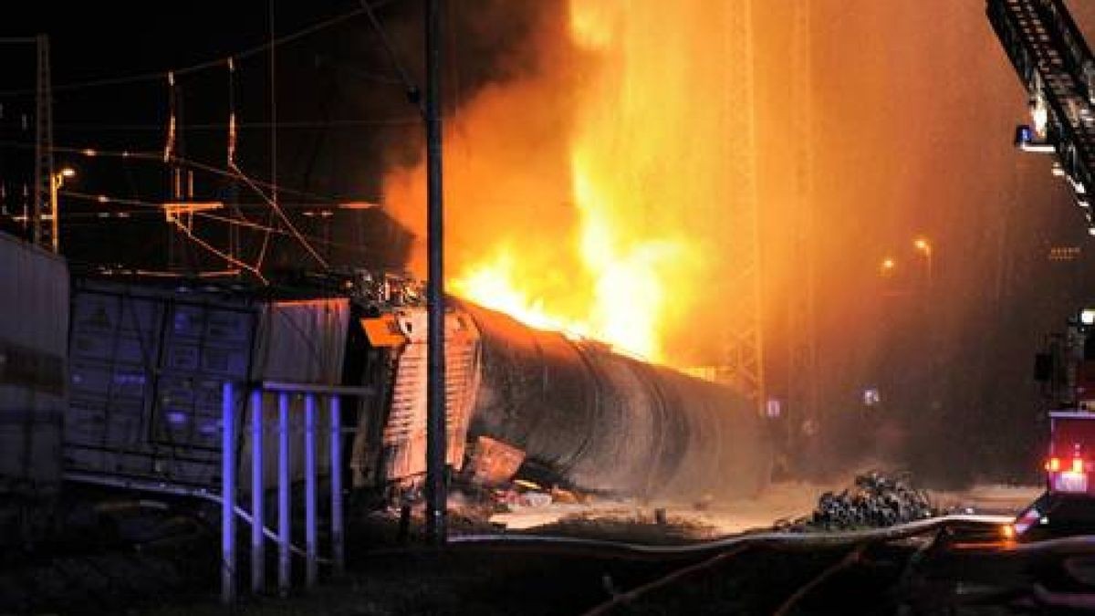 In Bleicherode im Landkreis Nordhausen hat sich am Mittwochabend eine schwere Explosion ereignet. Im Bahnhof Bleicherode Ost ist ein mit Benzin beladener Güterzug auf einen zweiten, stehenden Güterzug aufgefahren. Ein Teil der Waggons ist daraufhin entgleist. Zwei mit Benzin befüllte Waggons gerieten in Brand. Foto: Sascha Fromm