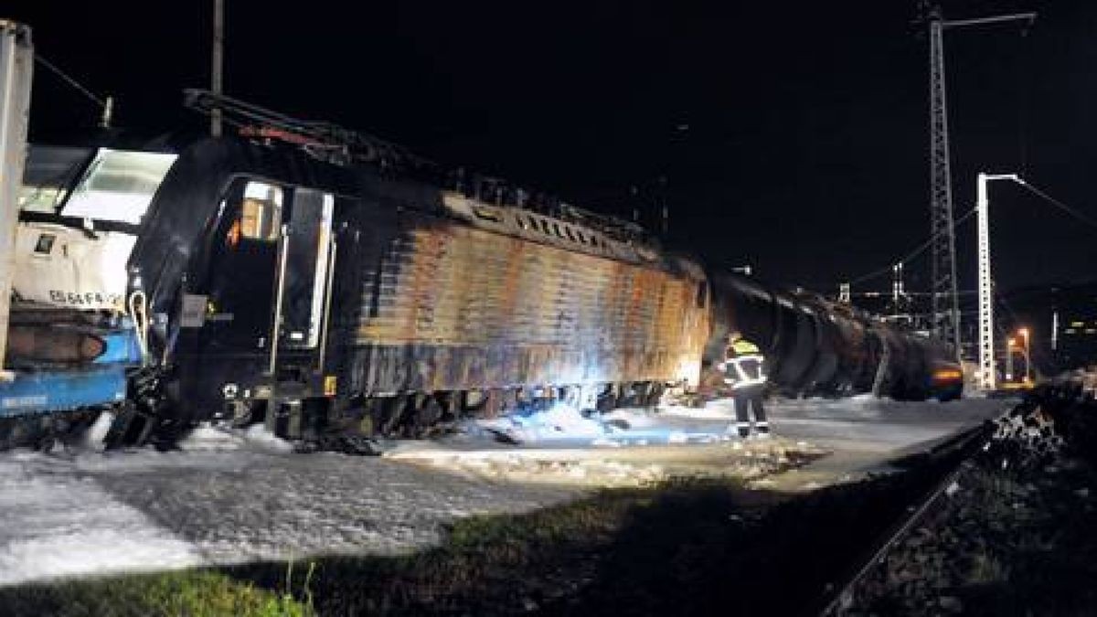 Den Einsatzkräften gelang es schließlich, das Feuer zu kontrollieren. Foto: Sascha Fromm