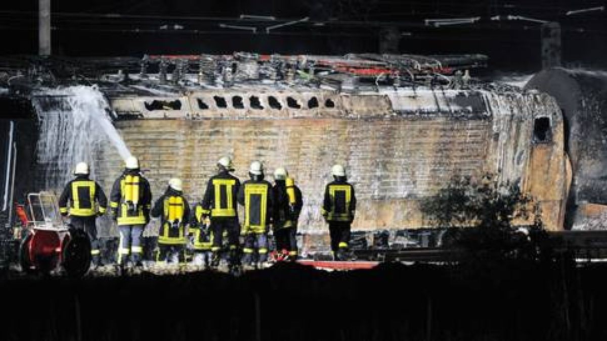 Den Einsatzkräften gelang es schließlich, das Feuer zu kontrollieren. Foto: Sascha Fromm