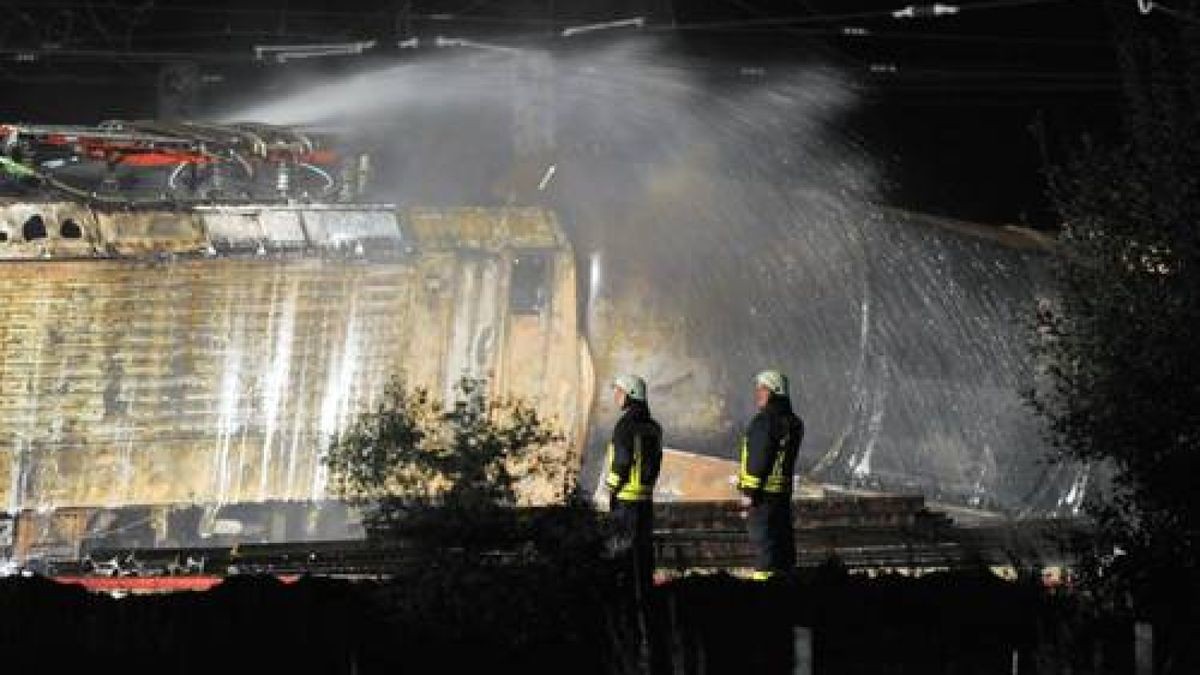 Den Einsatzkräften gelang es schließlich, das Feuer zu kontrollieren. Foto: Sascha Fromm