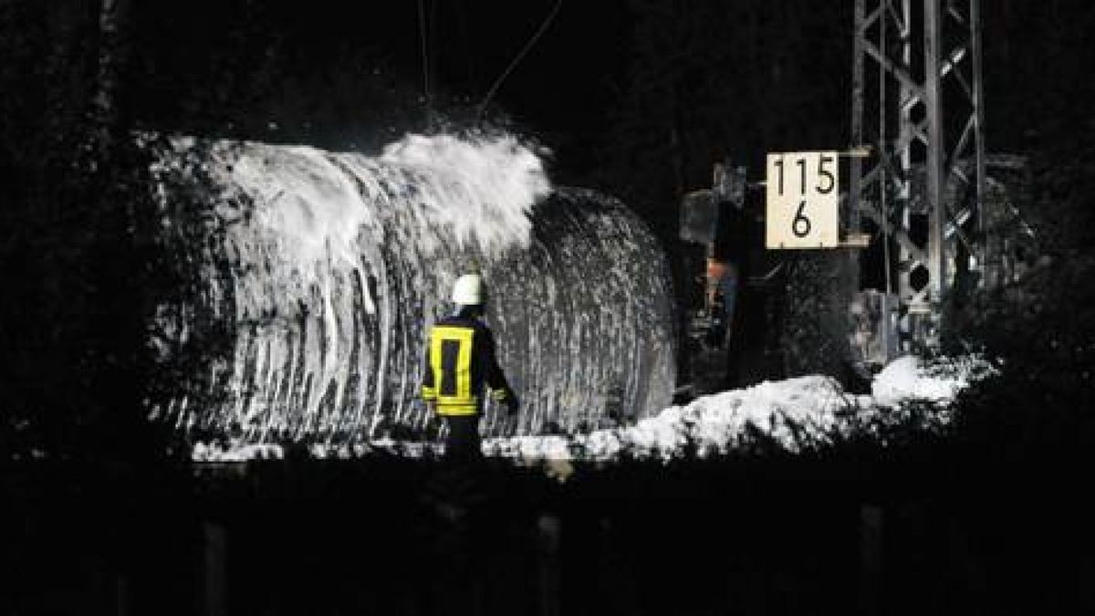 Den Einsatzkräften gelang es schließlich, das Feuer zu kontrollieren. Foto: Sascha Fromm