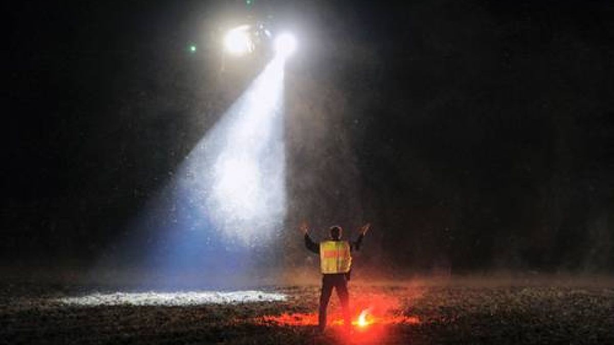 Um eventuelle Brandnester zu lokalisieren, war zudem ein Hubschrauber mit einer Wärmebildkamera in Bleicherode. Foto: Sascha Fromm