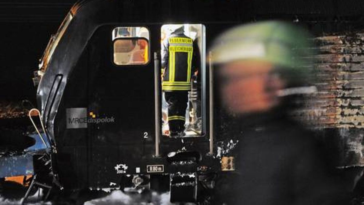 In Bleicherode im Landkreis Nordhausen hat sich am Mittwochabend eine schwere Explosion ereignet. Im Bahnhof Bleicherode Ost ist ein mit Benzin beladener Güterzug auf einen zweiten, stehenden Güterzug aufgefahren. Ein Teil der Waggons ist daraufhin entgleist. Zwei mit Benzin befüllte Waggons gerieten in Brand. Foto: Sascha Fromm