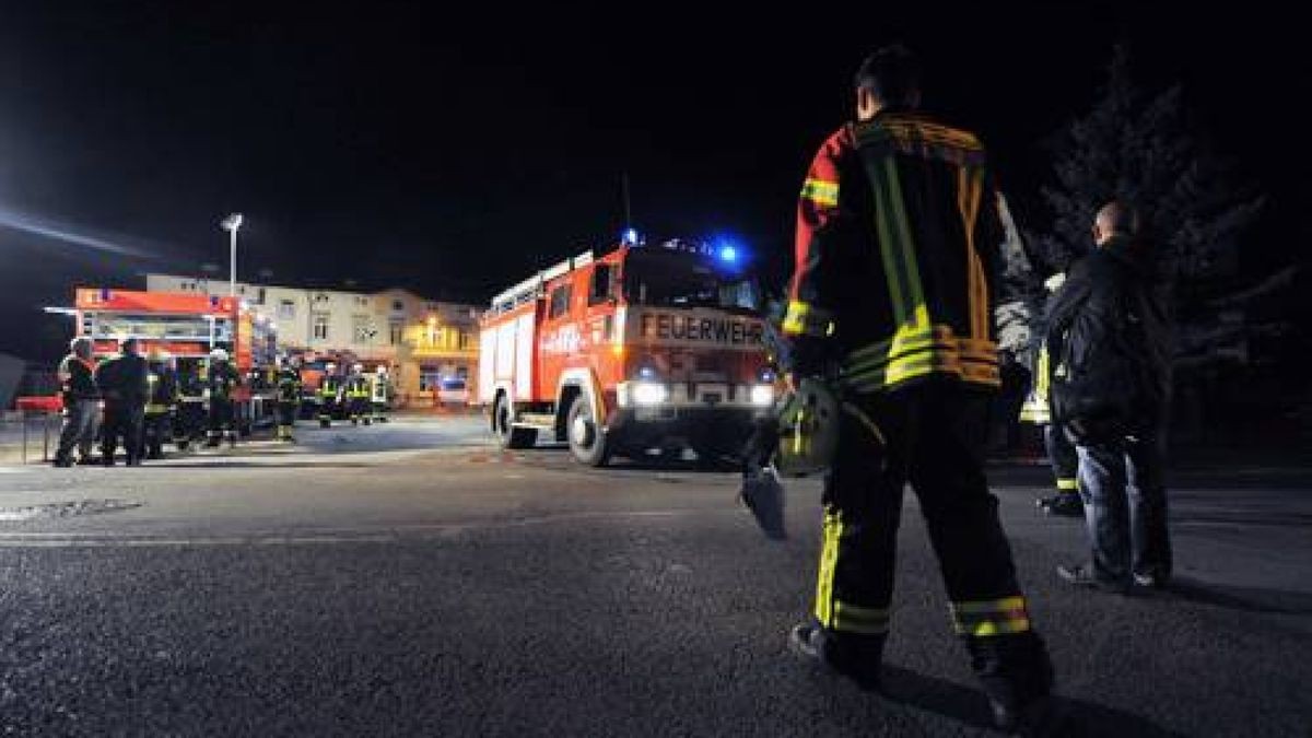 In Bleicherode im Landkreis Nordhausen hat sich am Mittwochabend eine schwere Explosion ereignet. Im Bahnhof Bleicherode Ost ist ein mit Benzin beladener Güterzug auf einen zweiten, stehenden Güterzug aufgefahren. Ein Teil der Waggons ist daraufhin entgleist. Zwei mit Benzin befüllte Waggons gerieten in Brand. Foto: Sascha Fromm