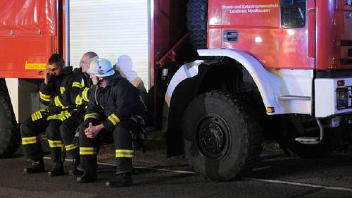 In Bleicherode im Landkreis Nordhausen hat sich am Mittwochabend eine schwere Explosion ereignet. Im Bahnhof Bleicherode Ost ist ein mit Benzin beladener Güterzug auf einen zweiten, stehenden Güterzug aufgefahren. Ein Teil der Waggons ist daraufhin entgleist. Zwei mit Benzin befüllte Waggons gerieten in Brand. Foto: Sascha Fromm