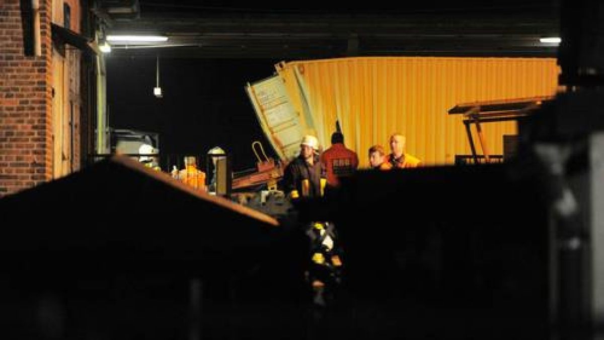 In Bleicherode im Landkreis Nordhausen hat sich am Mittwochabend eine schwere Explosion ereignet. Im Bahnhof Bleicherode Ost ist ein mit Benzin beladener Güterzug auf einen zweiten, stehenden Güterzug aufgefahren. Ein Teil der Waggons ist daraufhin entgleist. Zwei mit Benzin befüllte Waggons gerieten in Brand. Foto: Sascha Fromm