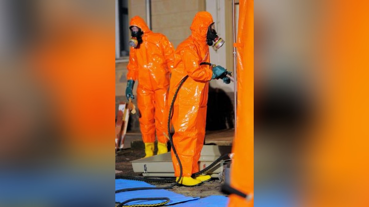 Feuerwehrmänner in Spezialanzügen pumpen die chemische Flüssigkeit ab. Foto: Sascha Fromm
