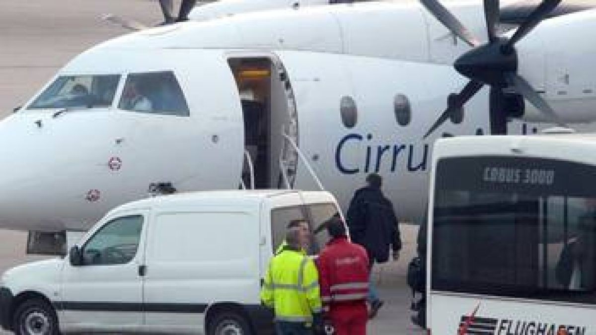 Noch starten Cirrus Airlines tagtäglich vom Flughafen Erfurt-Weimar nach München. Die Linie soll aber eingestellt werden. Archivfoto: Alexander Volkmann