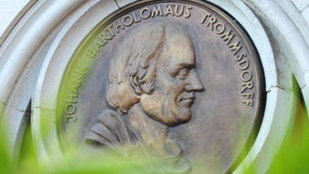 Das Trommsdorff-Medaillon an der Hauptpost wurde vor vier Jahren angebracht. Es ist einer Portraitmedaille von 1835 nachempfunden. Foto: Marco Schmidt