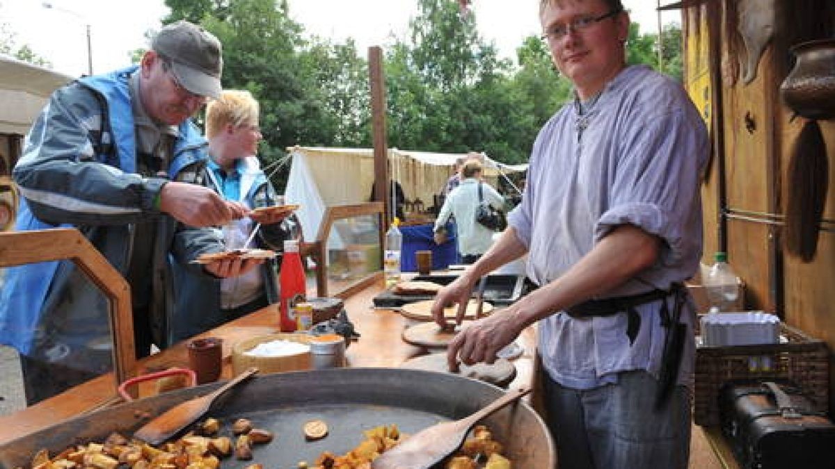 Bereits zum fünften Mal gab es am Wochenende das Mittelalterfest auf der Ochsenwiese von Tambach-Dietharz. Mit Showkämpfen in klassischen Gewändern, originalen Speisen und viel Musik feierte der Verein 