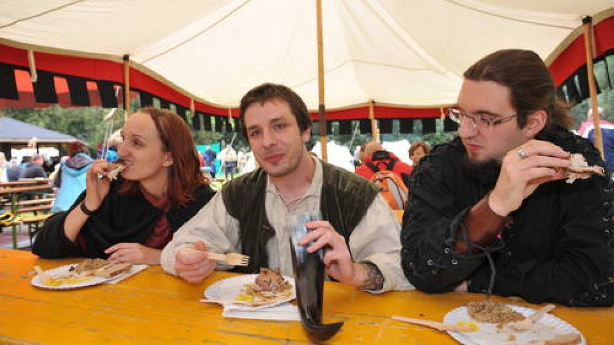 Bereits zum fünften Mal gab es am Wochenende das Mittelalterfest auf der Ochsenwiese von Tambach-Dietharz. Mit Showkämpfen in klassischen Gewändern, originalen Speisen und viel Musik feierte der Verein 