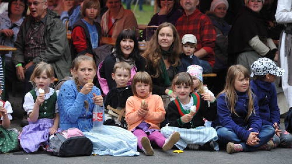 Bereits zum fünften Mal gab es am Wochenende das Mittelalterfest auf der Ochsenwiese von Tambach-Dietharz. Mit Showkämpfen in klassischen Gewändern, originalen Speisen und viel Musik feierte der Verein 