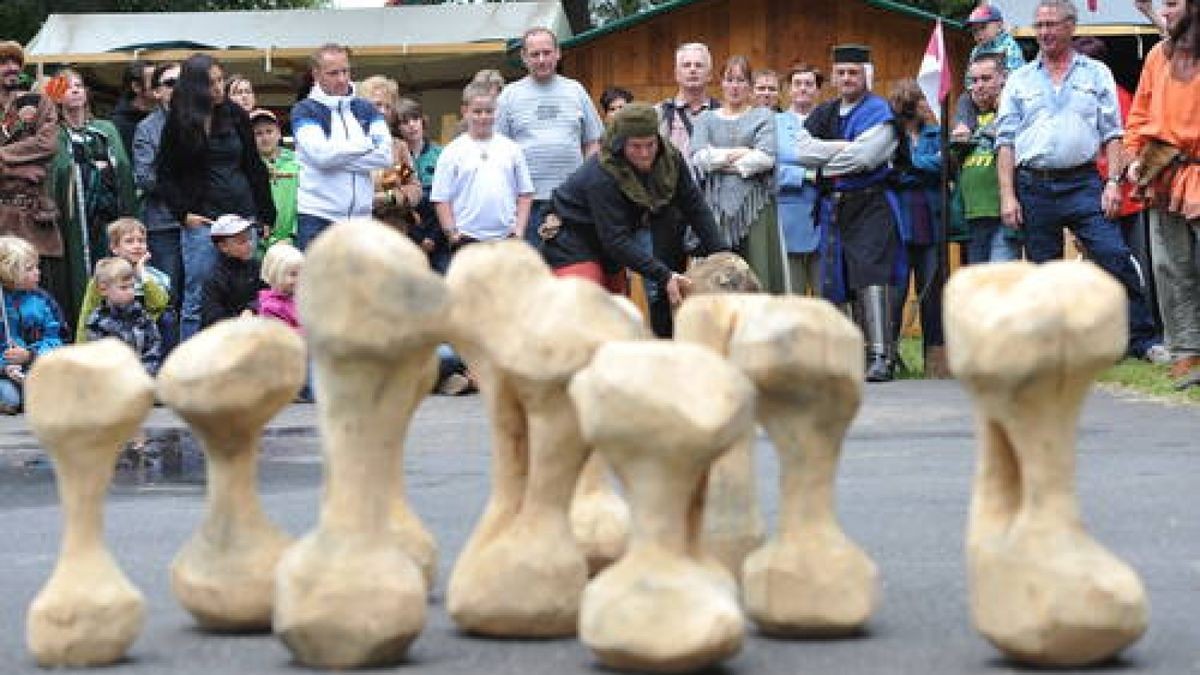 Bereits zum fünften Mal gab es am Wochenende das Mittelalterfest auf der Ochsenwiese von Tambach-Dietharz. Mit Showkämpfen in klassischen Gewändern, originalen Speisen und viel Musik feierte der Verein 