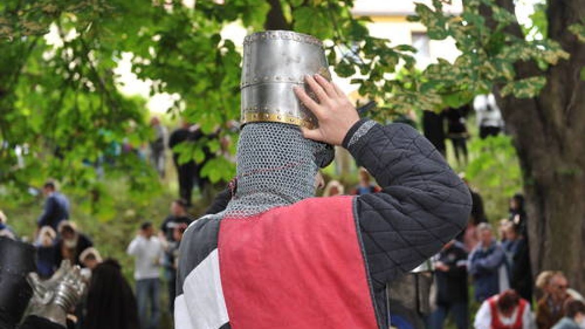 Bereits zum fünften Mal gab es am Wochenende das Mittelalterfest auf der Ochsenwiese von Tambach-Dietharz. Mit Showkämpfen in klassischen Gewändern, originalen Speisen und viel Musik feierte der Verein 