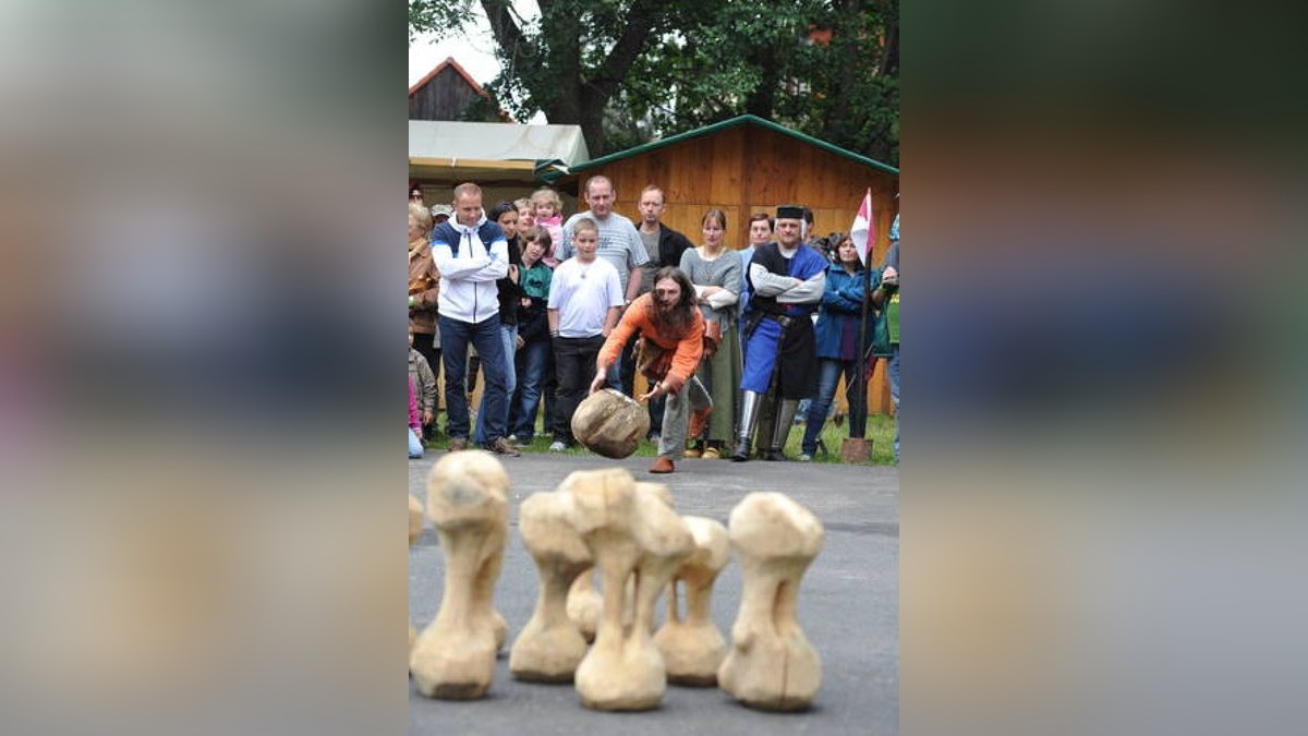 Bereits zum fünften Mal gab es am Wochenende das Mittelalterfest auf der Ochsenwiese von Tambach-Dietharz. Mit Showkämpfen in klassischen Gewändern, originalen Speisen und viel Musik feierte der Verein 