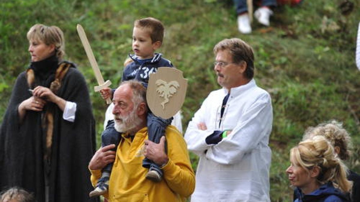 Bereits zum fünften Mal gab es am Wochenende das Mittelalterfest auf der Ochsenwiese von Tambach-Dietharz. Mit Showkämpfen in klassischen Gewändern, originalen Speisen und viel Musik feierte der Verein 