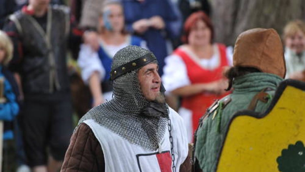 Bereits zum fünften Mal gab es am Wochenende das Mittelalterfest auf der Ochsenwiese von Tambach-Dietharz. Mit Showkämpfen in klassischen Gewändern, originalen Speisen und viel Musik feierte der Verein 