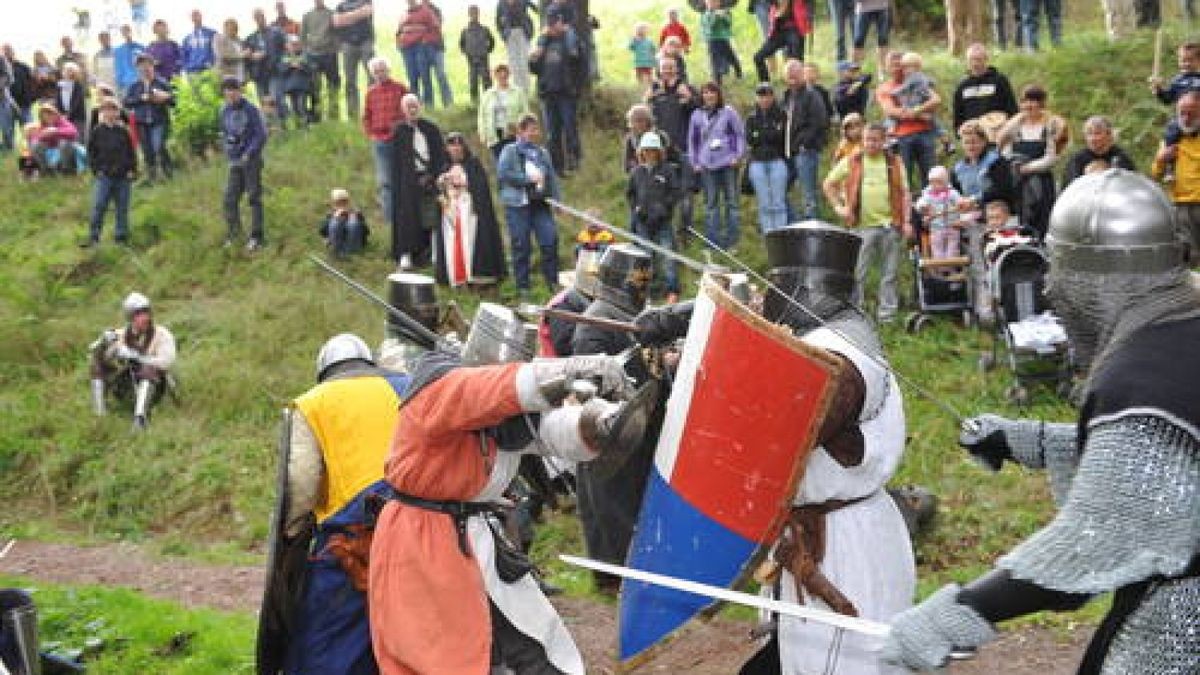 Bereits zum fünften Mal gab es am Wochenende das Mittelalterfest auf der Ochsenwiese von Tambach-Dietharz. Mit Showkämpfen in klassischen Gewändern, originalen Speisen und viel Musik feierte der Verein 