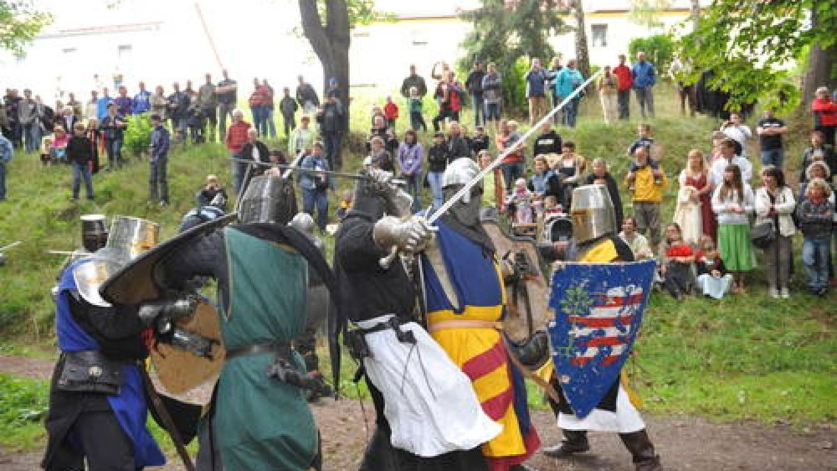 Bereits zum fünften Mal gab es am Wochenende das Mittelalterfest auf der Ochsenwiese von Tambach-Dietharz. Mit Showkämpfen in klassischen Gewändern, originalen Speisen und viel Musik feierte der Verein 