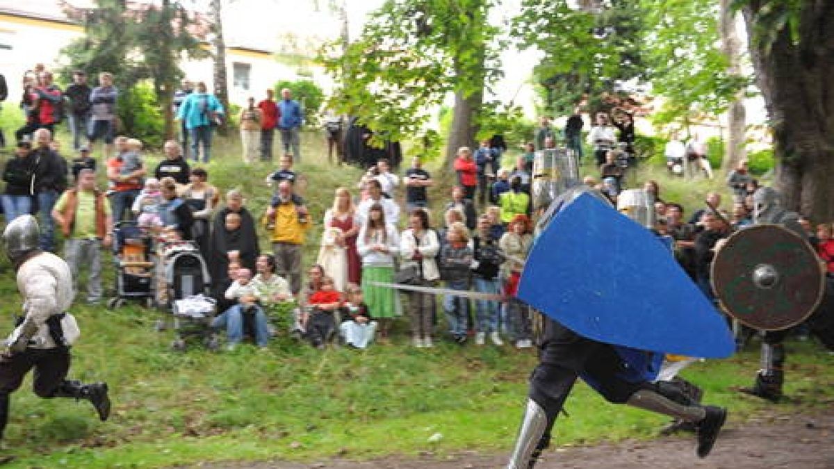 Bereits zum fünften Mal gab es am Wochenende das Mittelalterfest auf der Ochsenwiese von Tambach-Dietharz. Mit Showkämpfen in klassischen Gewändern, originalen Speisen und viel Musik feierte der Verein 