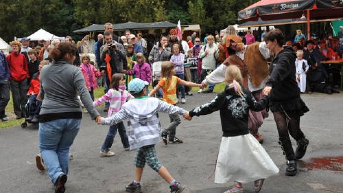 Bereits zum fünften Mal gab es am Wochenende das Mittelalterfest auf der Ochsenwiese von Tambach-Dietharz. Mit Showkämpfen in klassischen Gewändern, originalen Speisen und viel Musik feierte der Verein 