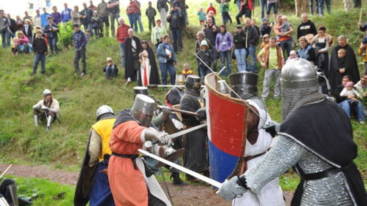 Bereits zum fünften Mal gab es am Wochenende das Mittelalterfest auf der Ochsenwiese von Tambach-Dietharz. Mit Showkämpfen in klassischen Gewändern, originalen Speisen und viel Musik feierte der Verein 