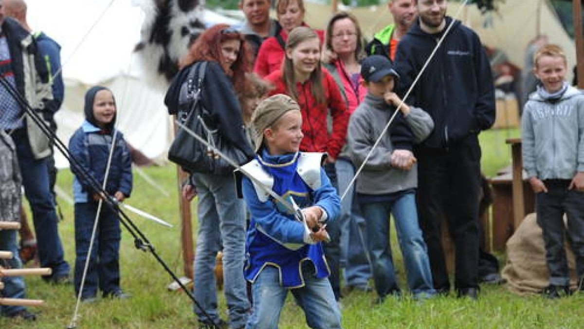 Bereits zum fünften Mal gab es am Wochenende das Mittelalterfest auf der Ochsenwiese von Tambach-Dietharz. Mit Showkämpfen in klassischen Gewändern, originalen Speisen und viel Musik feierte der Verein 