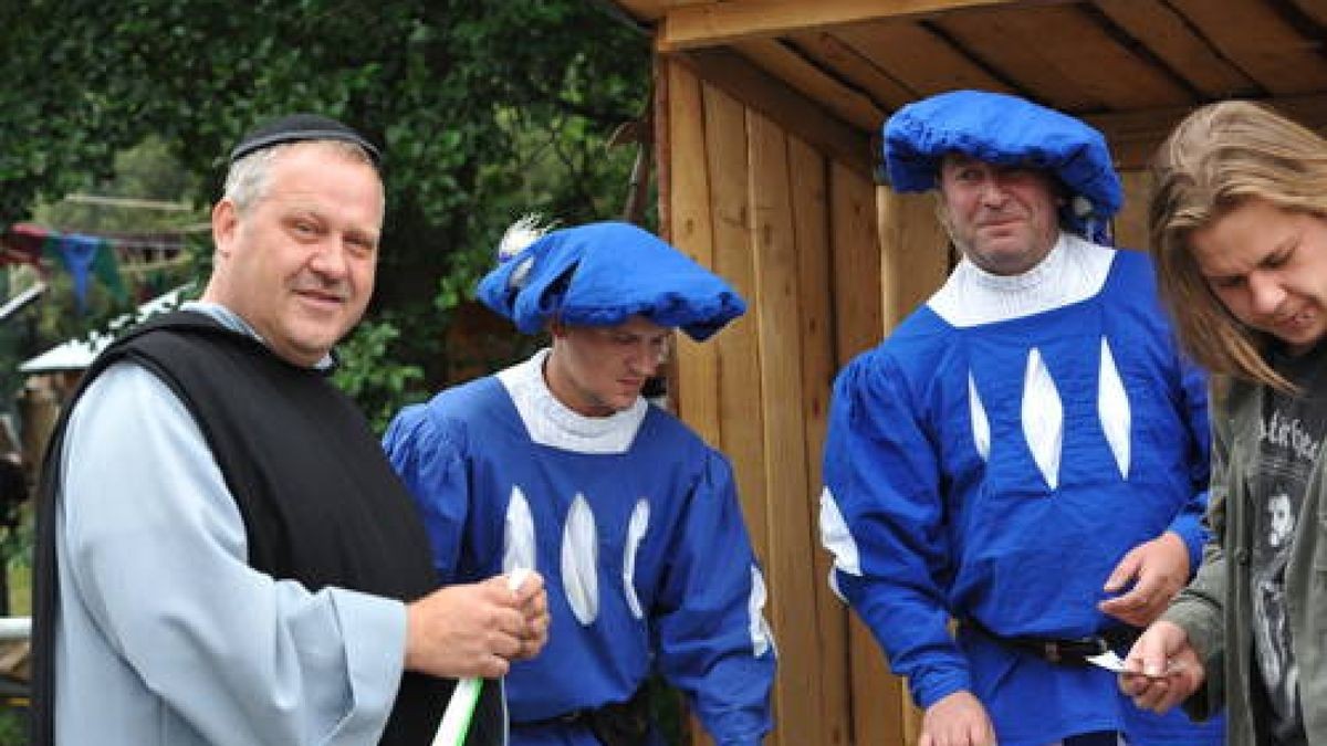 Bereits zum fünften Mal gab es am Wochenende das Mittelalterfest auf der Ochsenwiese von Tambach-Dietharz. Mit Showkämpfen in klassischen Gewändern, originalen Speisen und viel Musik feierte der Verein 