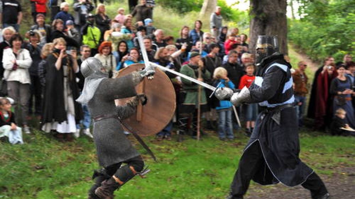 Bereits zum fünften Mal gab es am Wochenende das Mittelalterfest auf der Ochsenwiese von Tambach-Dietharz. Mit Showkämpfen in klassischen Gewändern, originalen Speisen und viel Musik feierte der Verein 