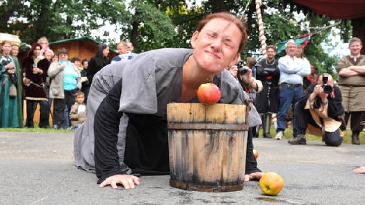 Bereits zum fünften Mal gab es am Wochenende das Mittelalterfest auf der Ochsenwiese von Tambach-Dietharz. Mit Showkämpfen in klassischen Gewändern, originalen Speisen und viel Musik feierte der Verein 