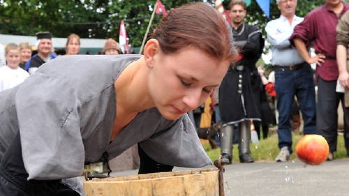 Bereits zum fünften Mal gab es am Wochenende das Mittelalterfest auf der Ochsenwiese von Tambach-Dietharz. Mit Showkämpfen in klassischen Gewändern, originalen Speisen und viel Musik feierte der Verein 