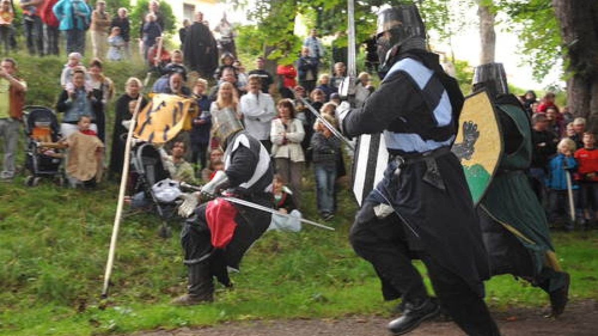 Bereits zum fünften Mal gab es am Wochenende das Mittelalterfest auf der Ochsenwiese von Tambach-Dietharz. Mit Showkämpfen in klassischen Gewändern, originalen Speisen und viel Musik feierte der Verein 