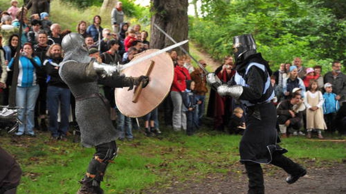 Bereits zum fünften Mal gab es am Wochenende das Mittelalterfest auf der Ochsenwiese von Tambach-Dietharz. Mit Showkämpfen in klassischen Gewändern, originalen Speisen und viel Musik feierte der Verein 