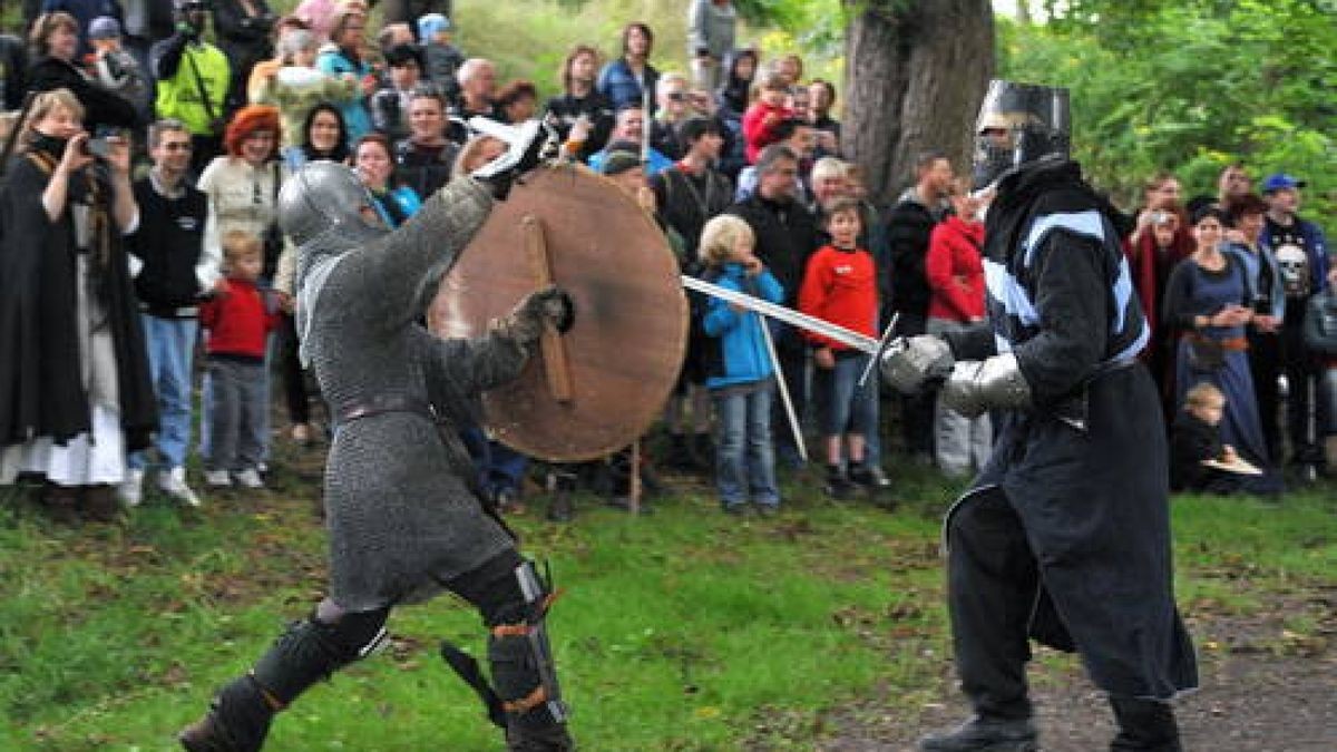 Bereits zum fünften Mal gab es am Wochenende das Mittelalterfest auf der Ochsenwiese von Tambach-Dietharz. Mit Showkämpfen in klassischen Gewändern, originalen Speisen und viel Musik feierte der Verein 