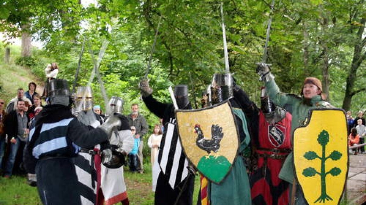 Bereits zum fünften Mal gab es am Wochenende das Mittelalterfest auf der Ochsenwiese von Tambach-Dietharz. Mit Showkämpfen in klassischen Gewändern, originalen Speisen und viel Musik feierte der Verein 