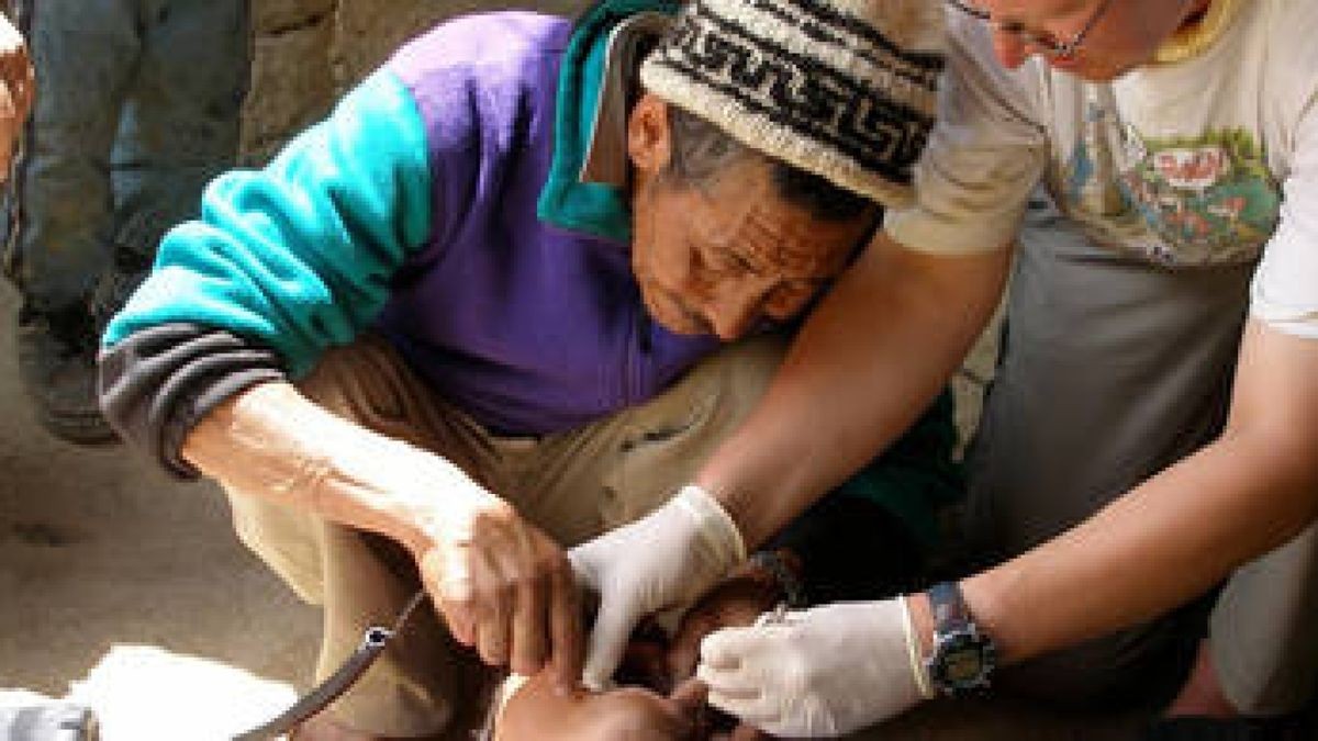 Meininger Zahnarzt bildet Naturärzte im Himalaya aus