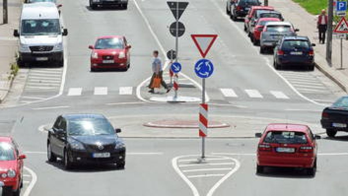 Nachgebessert wurde der Kreisverkehr in der Blücherstraße. Nun läuft es dort geordnet. Foto: Marco Kneise