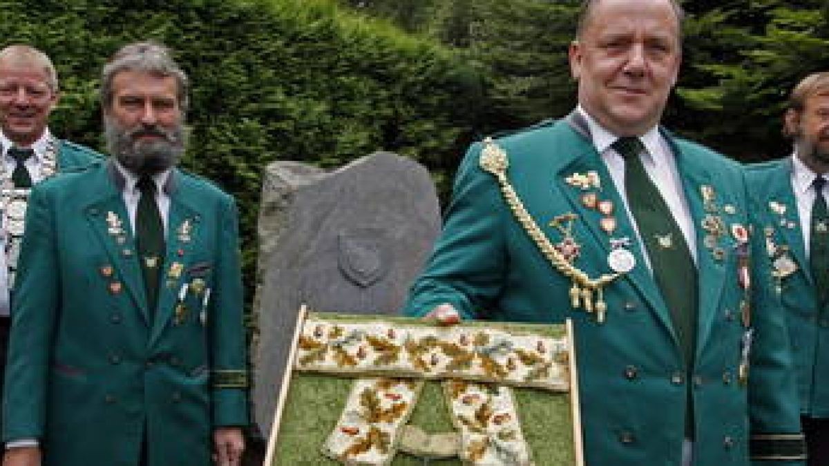 Zur Feier des Tages holte der 1. Schützenmeister Dieter Stoll die historische Schützenkette aus der Vitrine. Außerdem postierten sich der Schützenkaiser 2010, Jörg Grimm, Sportleiter Wolfgang Hoffmann und Schatzmeister Günter Braunhold (von links) vor dem Schützen-Denkmal. Foto: Sascha Willms