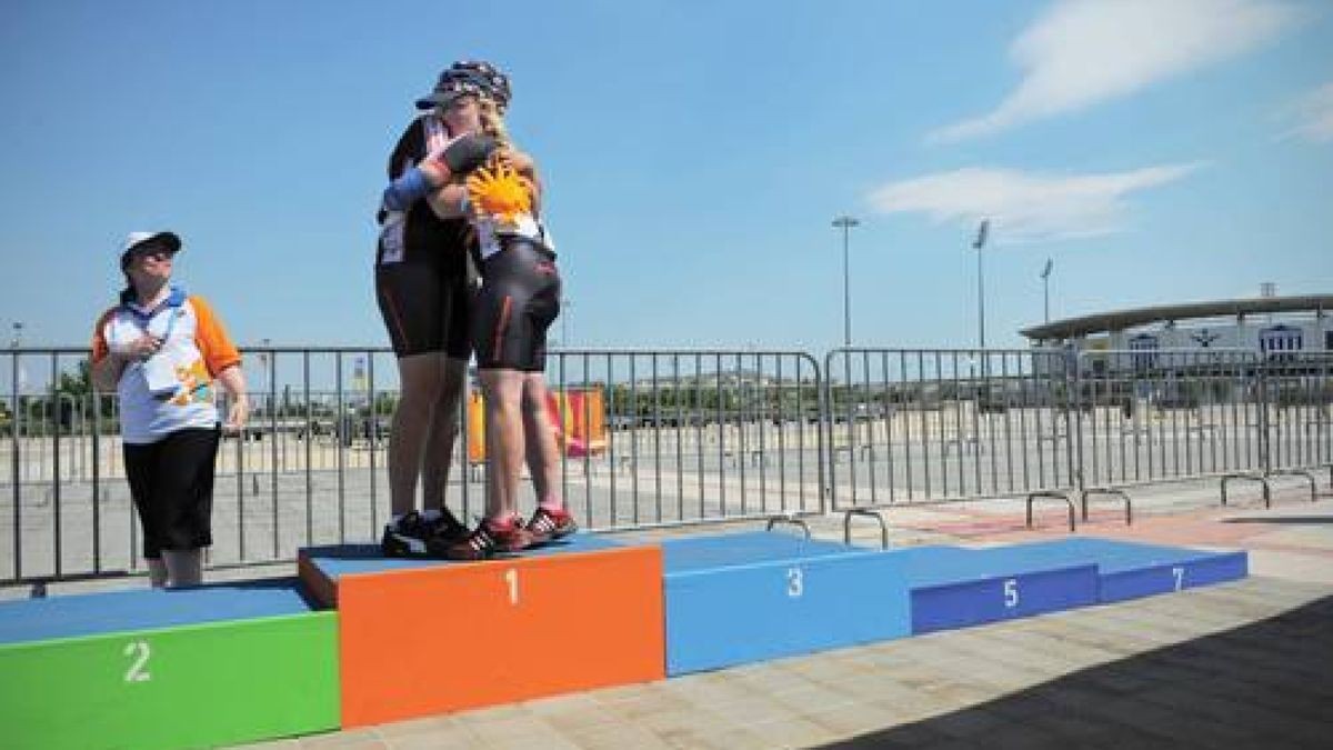 1km Zeitfahren: Stefanie Lange, rechts, (Stiftung Rehazentrum / Radsport Schleusingen) und Jennifer Rosenlehner (Johannes-Diakonie Mosbach, Freizeit Mosbach) umarmen sich nach der Siegerehrung. Rosenlehner gewann das Zeitfahren, Lange belegte den 4. Platz. Foto: Sascha Fromm