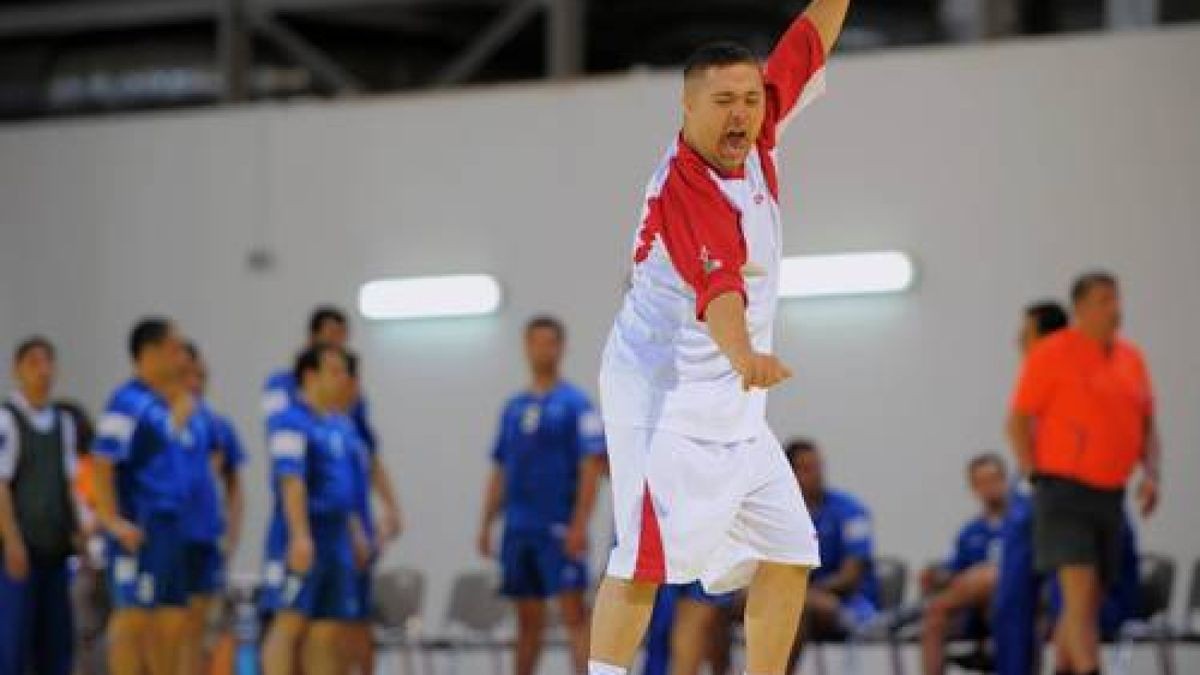 13. Special Olympics World Summer Games Athens 2011: Handball - Griechenland - Algerien. Im Bild: Nasredinne Benali (Algerien) tanzt unter lautem Beifall in der Halbzeitpause zu Musik von Michael Jackson. Foto: Sascha Fromm