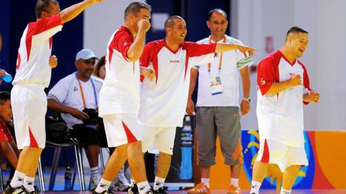 13. Special Olympics World Summer Games Athens 2011: Handball - Griechenland - Algerien. Im Bild: Nasredinne Benali (Algerien) tanzt unter lautem Beifall in der Halbzeitpause zu Musik von Michael Jackson. Foto: Sascha Fromm