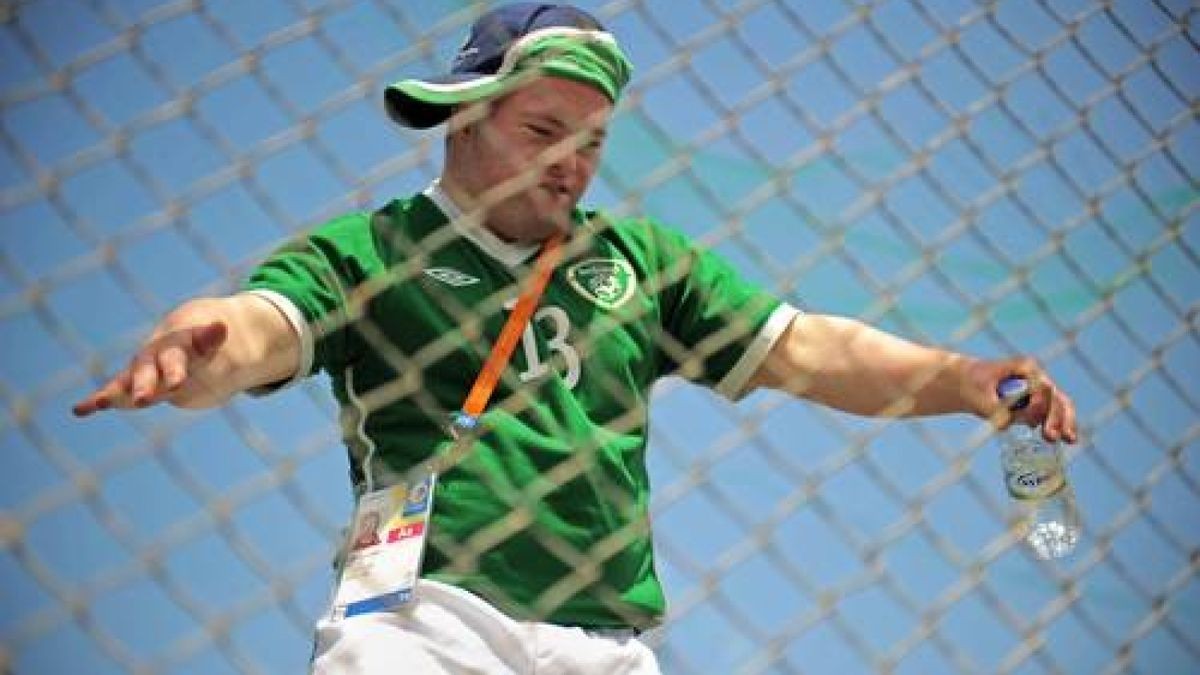 13. Special Olympics World Summer Games Athens 2011: Fußball. Im Bild: High Sweeny (IRL) tanzt am Rande des Fußballturniers. Foto: Sascha Fromm 