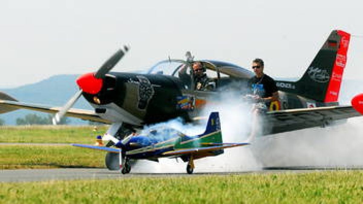 Historische Maschinen auf dem Flugplatz ArnstadtAlkersleben