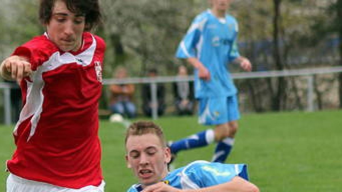 Kevin Möhwald (l.), hier beim Spiel gegen den Chemnitzer FC, erzielte die letzten beiden Tore der erfolgreichen Saison der Erfurter A-Junioren. Archiv-Foto: Frank Trautvetter 