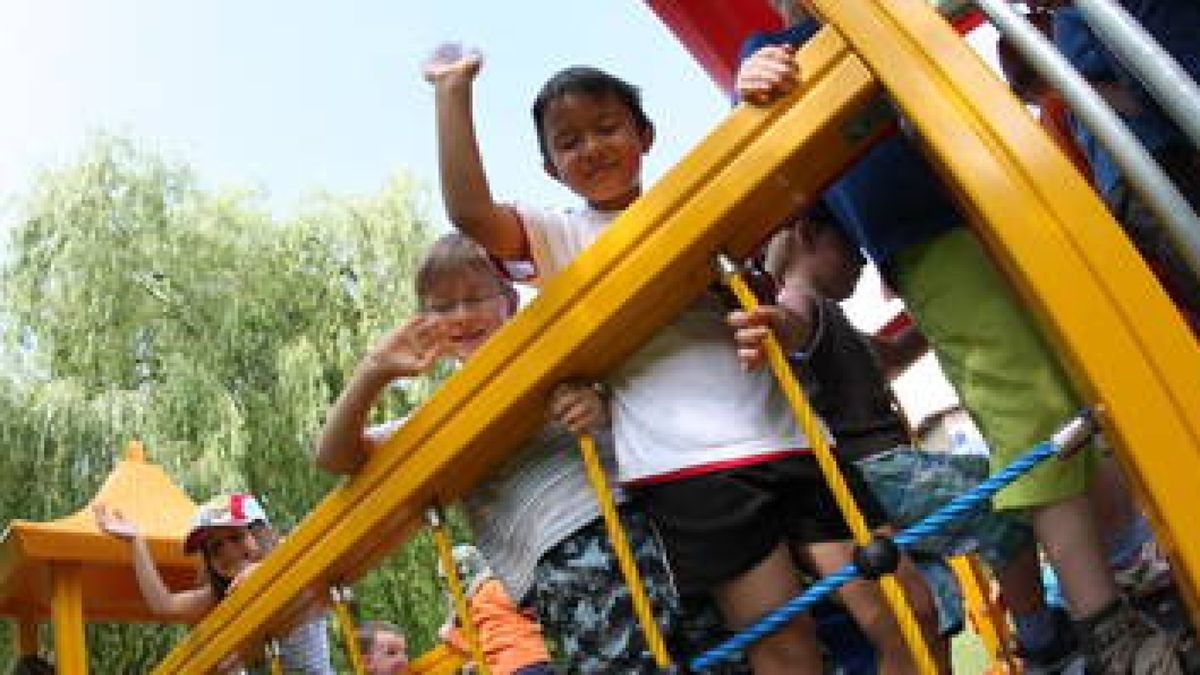 Neue Spielburg im AWO-Kindergarten Leinefelde erstürmt