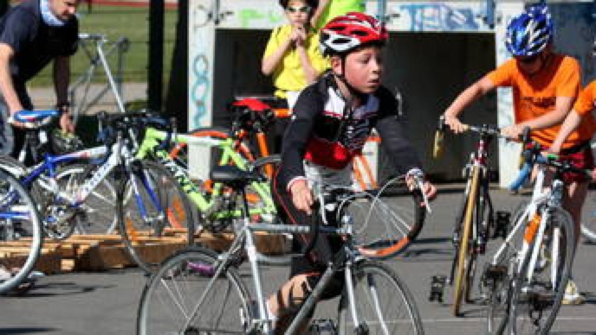 Radfahren und Laufen standen beim Worbiser Duathlon auf dem Programm. Insbesondere viele junge Sportler starteten am Ohmbergstadion. Foto: H. Heddergott