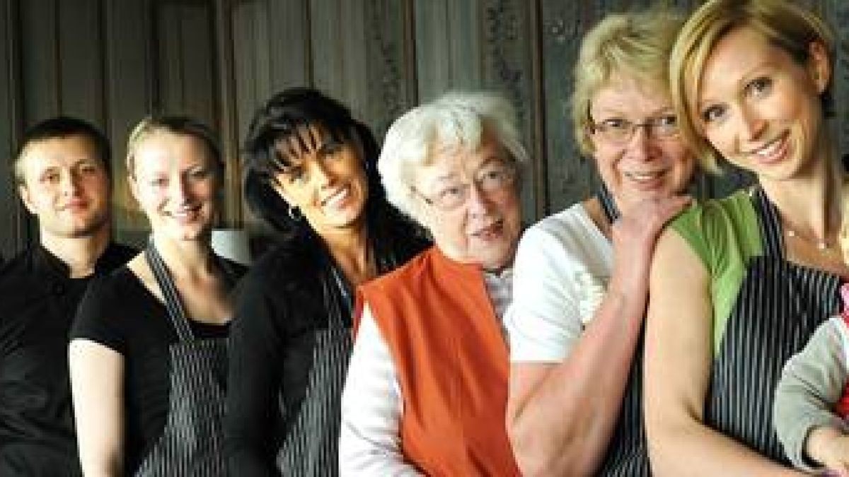 Hochmotiviert gehen André Etzel, Uwe Gottschalg, Carolin Hildesheim, Beatrice Wetzel, Erika Nüsslein, Karin Wehmeyer und  Elke Wehmeyer (von links)  ans Werk. Die kleine Paula hat jede Menge Abwechslung. Foto: Jens König