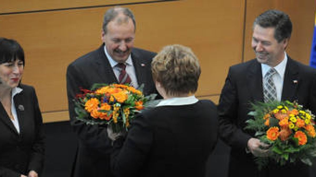 Präsidentin Birgit Diezel gratuliert den Ministern Wolfgang Voß, Jörg Geibert und Marion Walsmann (von rechts).  Foto: Marco Kneise