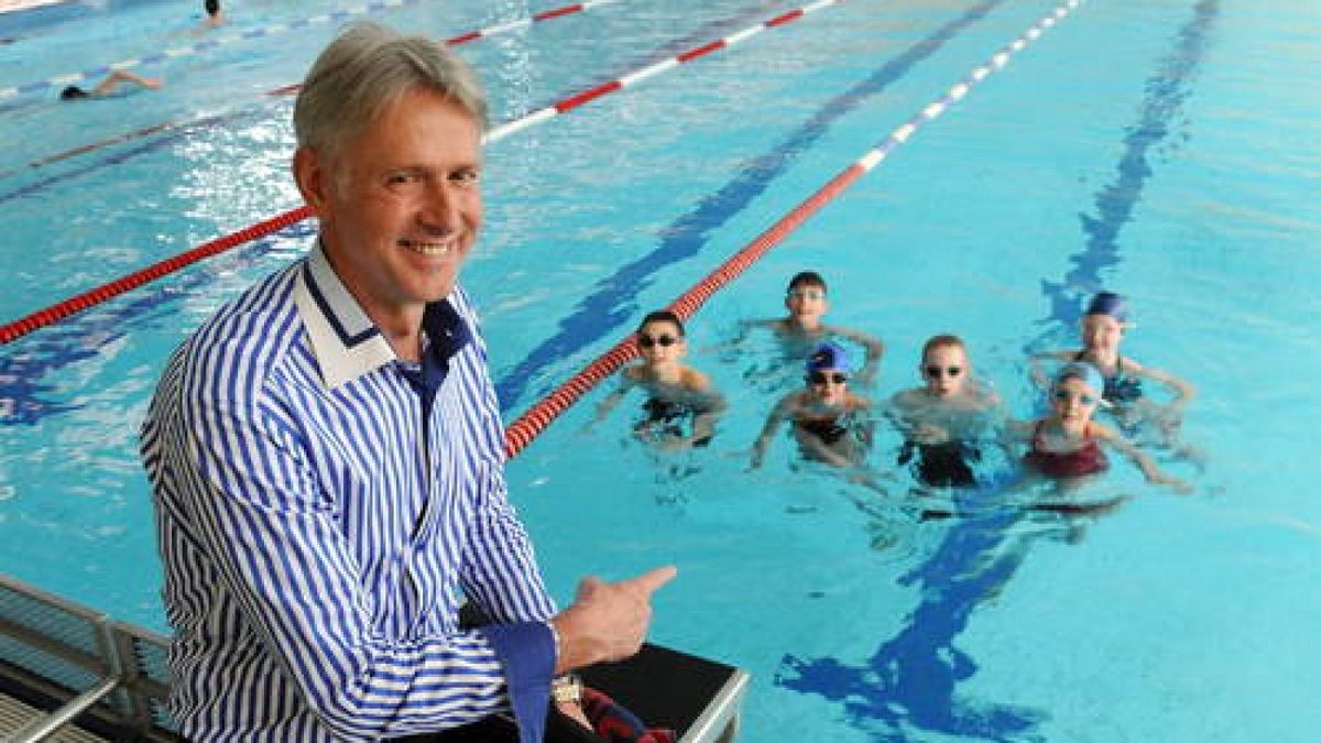 Heute sitzt Roland Matthes am Beckenrand und ist stolz auf den Schwimmnachwuchs des Sportgymnasiums. Foto: Marco Schmidt